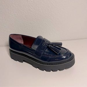 Navy blue Sarto loafers! Features a platform heel